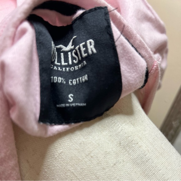 Hollister t-shirt size small. Clean, smoke free environment. No rips or tears. - Picture 3 of 3